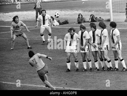 Football, promotion 1973/1974 Regionalliga, match à la Bundesliga 1974/1975, SG Wattenscheid 09 contre l'Eintracht Brunswick 0:0, stade de Lohrheide Bochum-Wattenscheid, scène du match, coup franc pour Braunschweig, muraille Wattenscheid, f.l.t.r Banque D'Images