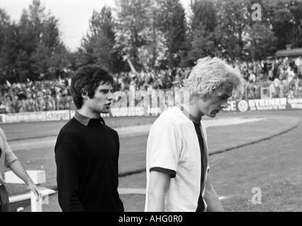 Football, promotion 1973/1974 Regionalliga, match à la Bundesliga 1974/1975, SG Wattenscheid 09 contre l'Eintracht Brunswick 0:0, stade de Lohrheide Bochum-Wattenscheid, joueurs de football, gardien gauche Heinz Josef Koitka (Wattenscheid), Hannes droit Bonga Banque D'Images