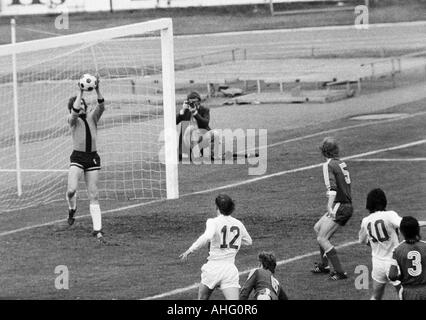 Football, promotion 1973/1974 Regionalliga, match à la Bundesliga 1974/1975, poste d'Oberhausen versus FC Augsburg 3:2, stade Niederrhein à Oberhausen, scène du match, enregistrer des keeper Dieter Ferner (RWO) Banque D'Images