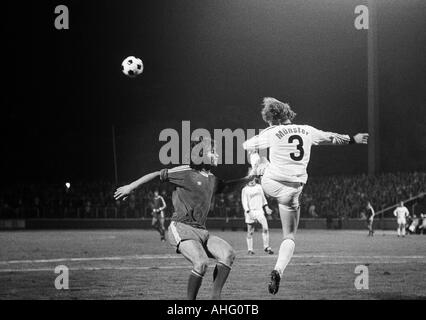 Football, Bundesliga 1974/1975 seconde, Nord, poste d'Oberhausen et Preussen Münster 2:1, stade Niederrhein à Oberhausen, scène du match, duel entre Walter Krause (RWO) à gauche et un joueur de Münster (3) Banque D'Images