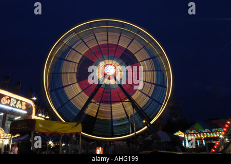 Tourner la grande roue de nuit brouillée Banque D'Images