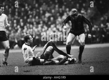 Football, Bundesliga, 1966/1967, contre Borussia Dortmund Eintracht Francfort 3:1, stade Rote Erde à Dortmund, scène du match, f.l.t.r. Gerd Peehs (BVB), Friedhelm Groppe (BVB), Siegfried Bronnert (Francfort), Jürgen Grabowski (Francfort) Banque D'Images