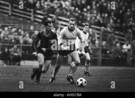 Football, Bundesliga, 1966/1967, contre Borussia Dortmund Eintracht Francfort 3:1, stade Rote Erde à Dortmund, scène du match, f.l.t.r. Wolfgang Solz (Francfort), Friedhelm Groppe (BVB), Gerd Peehs (BVB) Banque D'Images