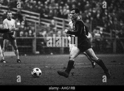 Football, Bundesliga, 1966/1967, contre Borussia Dortmund Eintracht Francfort 3:1, stade Rote Erde à Dortmund, scène du match, f.l.t.r. Gerd Peehs (BVB), Wolfgang Solz (Francfort) Banque D'Images