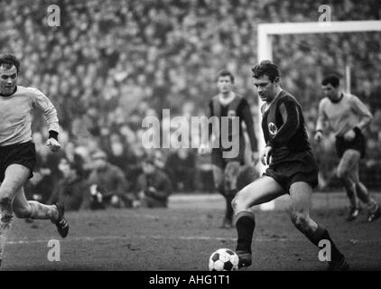 Football, Bundesliga, 1966/1967, contre Borussia Dortmund Eintracht Francfort 3:1, stade Rote Erde à Dortmund, scène du match, f.l.t.r. Reinhold Wosab (Dortmund), Peter Blusch (Francfort), Karl Heinz Wirth (Francfort), Lothar Emmerich (Dortmund) Banque D'Images