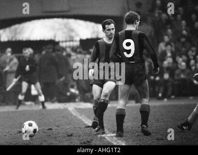 Football, Bundesliga, 1966/1967, contre Borussia Dortmund Eintracht Francfort 3:1, stade Rote Erde à Dortmund, kick-off Eintracht Frankfurt, Wolfgang gauche droite Bronnert Solz, Siegfried Banque D'Images