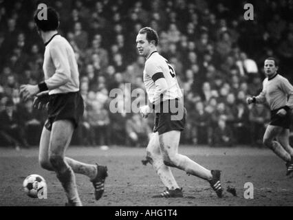 Football, Bundesliga, 1966/1967, contre Borussia Dortmund Eintracht Francfort 3:1, stade Rote Erde à Dortmund, scène du match, f.l.t.r. Reinhold Wosab, Wolfgang Paul, Dieter (Morgannwg) Dortmund tous Banque D'Images