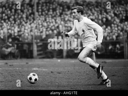 Football, Bundesliga, 1966/1967, contre Borussia Dortmund Borussia Moenchengladbach 3:2, stade Rote Erde à Dortmund, scène du match, Günter Netzer (MG) en possession de la balle Banque D'Images