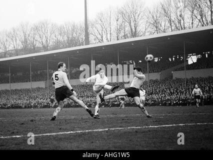 Football, Bundesliga, 1966/1967, contre Borussia Dortmund Borussia Moenchengladbach 3:2, stade Rote Erde à Dortmund, scène du match, f.l.t.r. Wolfgang Paul (BVB), Bernd Rupp (Gladbach) tirs au but, Gerd Peehs (BVB) Banque D'Images