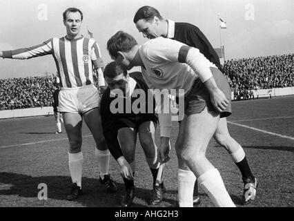 Regionalliga West, football, 1966/1967, poste d'Oberhausen contre Arminia Bielefeld 2:0, stade Niederrhein à Oberhausen, mélanger, f.l.t.r. bienvenue, le capitaine de l'équipe, Gerd Roggensack (Bielefeld), arbitre Karl Niemeyer de Bad Godesberg, capitaine d'équipe de Fried Banque D'Images