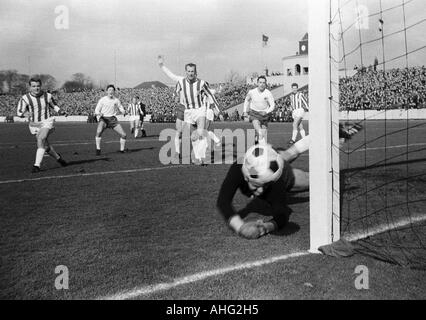 Regionalliga West, football, 1966/1967, poste d'Oberhausen contre Arminia Bielefeld 2:0, stade Niederrhein à Oberhausen, scène du match, derrière le f.l.t.r. Bernd Kirchner (Bielefeld), Werner (Ohm), Klaus RWO Koeller (Bielefeld), Dieter Brozulat (ORRF. Banque D'Images