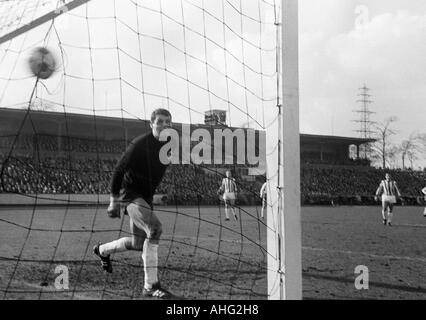 Regionalliga West, football, 1966/1967, poste d'Oberhausen contre Arminia Bielefeld 2:0, stade Niederrhein à Oberhausen, scène du match, 2:0 but par un tir à distance de Dieter (Brozulat RWO, non représenté), keeper Andreas Triebel (Bielefeld) seulement l Banque D'Images