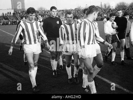 Regionalliga West, football, 1966/1967, poste d'Oberhausen contre Arminia Bielefeld 2:0, stade Niederrhein à Oberhausen, les joueurs de football de quitter le terrain, f.l.t.r. Dietmar Erler (Bielefeld), keeper Andreas Triebel (Bielefeld), Detlef Kemena (Bielef Banque D'Images