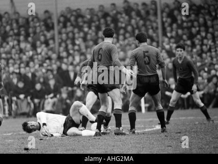 Football, championnat d'Europe 1968, tour de qualification, groupe 4, stade Rote Erde à Dortmund, en 1967, l'Allemagne contre l'Albanie 6:0, scène du match, un joueur RFA échoué Banque D'Images