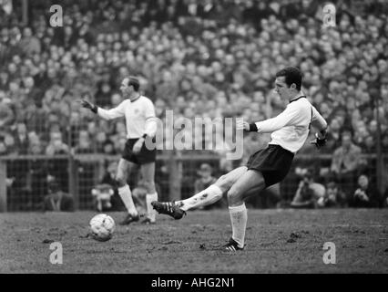 Football, championnat d'Europe 1968, tour de qualification, groupe 4, stade Rote Erde à Dortmund, en 1967, l'Allemagne contre l'Albanie 6:0, scène du match, Franz Beckenbauer (1960-1969), passant derrière Willi Schulz (1960-1969) Banque D'Images