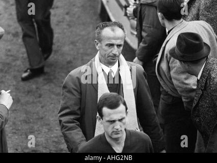 Football, championnat d'Europe 1968, tour de qualification, groupe 4, stade Rote Erde à Dortmund, en 1967, l'Allemagne contre l'Albanie 6:0, l'entraîneur national albanais Borici Loro (milieu avec écharpe) Banque D'Images