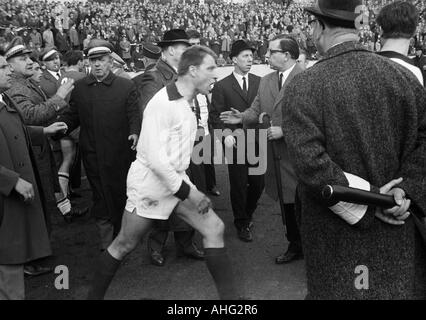 Regionalliga West, football, 1966/1967, poste d'Oberhausen versus ETB Schwarz-Weiss Essen 0:1, stade Niederrhein à Oberhausen, Karlheinz Mozin (ETB) est absolument furieux encerclé par les intendants d'Oberhausen Banque D'Images