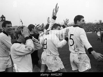 Regionalliga West, football, 1966/1967, poste d'Oberhausen versus ETB Schwarz-Weiss Essen 0:1, stade Niederrhein à Oberhausen, Essen se réjouir les joueurs de football à la victoire, f.l.t.r. Horst Kracht (ETB), Hermann Bredenfeld (ETB), keeper Hermann Merchel Banque D'Images