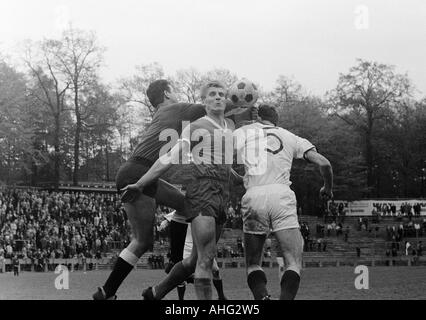 Regionalliga West, football, 1966/1967, Jahn Stadium à Marl, Marl-Huels TSV versus ETB Schwarz-Weiss Essen 2:1, scène du match, f.l.t.r. Gudasch Manfred keeper (Marl) enregistre la balle, Helmut Laszig (Marne), Hans Hülsmann (ETB, 5) Banque D'Images