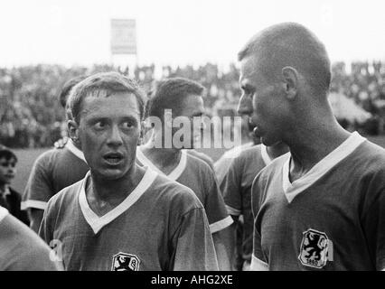 Football, Bundesliga, 1966/1967, le stade à la Hafenstrasse à Essen, Essen poste contre TSV 1860 Munich 2:2, les joueurs de football de quitter le terrain, f.l.t.r. Rudolf Steiner, Rudolf Zeiser, Friedhelm Konietzka (tous les 1860) Banque D'Images