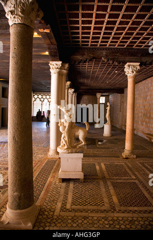 Ca D'Oro rez-de-chaussée une loggia à colonnes encastrées donne accès au hall d'entrée Venise Vénétie Italie Europe Banque D'Images