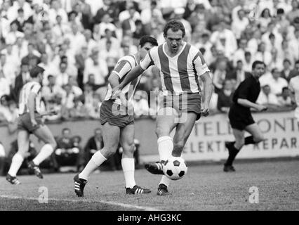 Football, 1966/1967 Regionalliga, promotion, correspondent aux années 1967-1968 Bundesliga, ETB Schwarz-Weiss Essen contre Hertha BSC Berlin 3:2, stade suis Uhlenkrug à Essen, scène du match, Helmut Faeder (Berlin) en possession de la balle, à l'origine couverts Hans Eder (B Banque D'Images