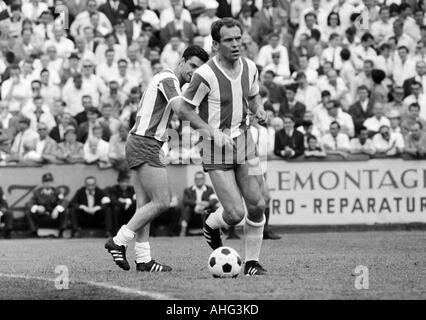 Football, 1966/1967 Regionalliga, promotion, correspondent aux années 1967-1968 Bundesliga, ETB Schwarz-Weiss Essen contre Hertha BSC Berlin 3:2, stade suis Uhlenkrug à Essen, scène du match, Helmut Faeder (Berlin) en possession de la balle, derrière Hans Eder (Berlin) Banque D'Images