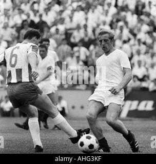 Football, 1966/1967 Regionalliga, promotion, correspondent aux années 1967-1968 Bundesliga, ETB Schwarz-Weiss Essen contre Hertha BSC Berlin 3:2, stade suis Uhlenkrug à Essen, scène du match, duel entre Hans Joachim Altendorff (Berlin, 6) et Hermann Bredenfel Banque D'Images