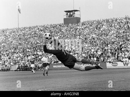 Football, 1966/1967 Regionalliga, promotion, correspondent aux années 1967-1968 Bundesliga, ETB Schwarz-Weiss Essen contre Arminia Hanovre 2:1, stade suis Uhlenkrug à Essen, scène du match, sauf par keeper Helmut Fischer (Hannover), derrière Hermann Bredenfeld (ETB Banque D'Images