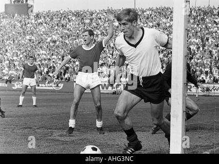 Football, 1966/1967 Regionalliga, promotion, correspondent aux années 1967-1968 Bundesliga, ETB Schwarz-Weiss Essen contre Arminia Hanovre 2:1, stade suis Uhlenkrug à Essen, scène du match, f.l.t.r. Klaus Dieter Hansing (Hannover), Jürgen Grupe (Hannover), Karl Banque D'Images