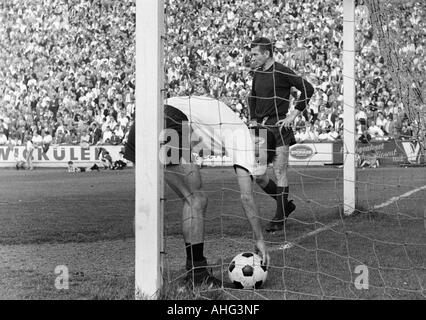 Football, 1966/1967 Regionalliga, promotion, correspondent aux années 1967-1968 Bundesliga, ETB Schwarz-Weiss Essen contre Arminia Hanovre 2:1, stade suis Uhlenkrug à Essen, scène du match, 2:1 but à Hanovre par Reinhard Adler (non représentée), Karlheinz Mozin ( Banque D'Images