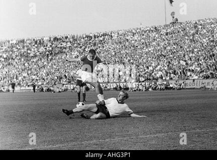 Football, 1966/1967 Regionalliga, promotion, correspondent aux années 1967-1968 Bundesliga, ETB Schwarz-Weiss Essen contre Arminia Hanovre 2:1, stade suis Uhlenkrug à Essen, scène du match, tir au but par Klaus Dieter Hansing (Hannover) gauche, échoué Hermann Br Banque D'Images