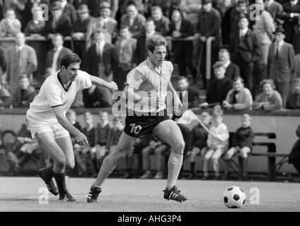 Football, 1966/1967 Regionalliga, promotion, correspondent aux années 1967-1968 Bundesliga, ETB Schwarz-Weiss Essen contre FC Bayern Hof 2:3, stade suis Uhlenkrug à Essen, scène du match, duel entre Hans Hülsmann (ETB, à gauche) et Guenter Reisser (Hof) Banque D'Images