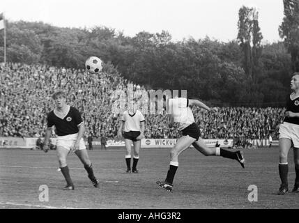 Football, 1966/1967 Regionalliga, promotion, correspondent aux années 1967-1968 Bundesliga, ETB Schwarz-Weiss Essen contre Borussia Neunkirchen 1:1, stade suis Uhlenkrug à Essen, scène du match, 1:1 de l'objectif d'égaliseur Neunkirchen, f.l.t.r. Guenter Leufgen Banque D'Images