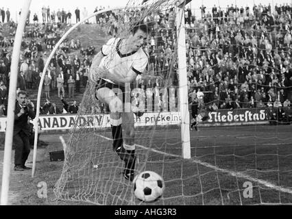 Football, 1966/1967 Regionalliga, promotion, correspondent aux années 1967-1968 Bundesliga, ETB Schwarz-Weiss Essen contre Borussia Neunkirchen 1:1, stade suis Uhlenkrug à Essen, scène du match, Wolfgang Gayer (Neunkirchen) a marqué le 1:1, l'objectif d'égaliseur sco Banque D'Images