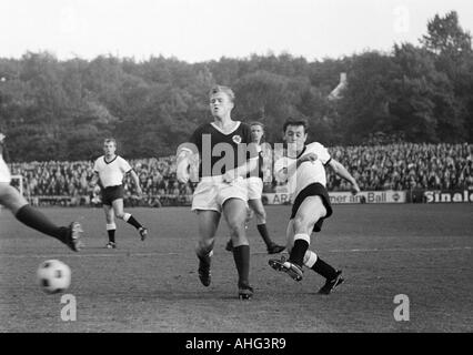 Football, 1966/1967 Regionalliga, promotion, correspondent aux années 1967-1968 Bundesliga, ETB Schwarz-Weiss Essen contre Borussia Neunkirchen 1:1, stade suis Uhlenkrug à Essen, scène du match, f.l.t.r. Ludwig Lang (Neunkirchen), Herbert Stoffmehl (ETB), Manfre Banque D'Images