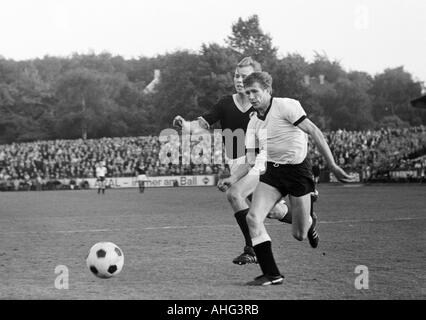 Football, 1966/1967 Regionalliga, promotion, correspondent aux années 1967-1968 Bundesliga, ETB Schwarz-Weiss Essen contre Borussia Neunkirchen 1:1, stade suis Uhlenkrug à Essen, scène du match, Hans (1878) Neunkirchen) en possession de la balle, derrière Herbert S Banque D'Images