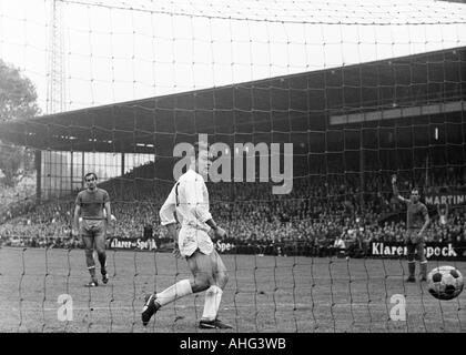 Football, Bundesliga, années 1967-1968, contre le FC Schalke 04 Borussia Moenchengladbach 3:4 Stade, Glueckaufkampfbahn à Gelsenkirchen, scène du match, but hors-jeu par Herbert Laumen (Gladbach), derrière Zarko Nikolic (Schalke) liens und Horst Blechinger (Sch Banque D'Images