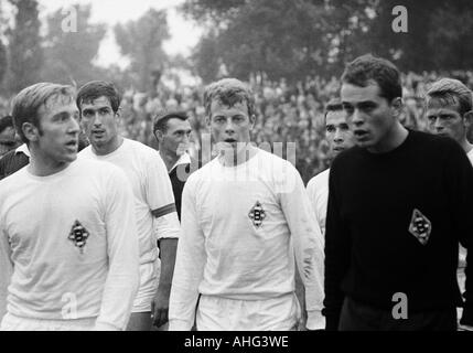 Football, Bundesliga, années 1967-1968, contre le FC Schalke 04 Borussia Moenchengladbach 3:4, Glueckaufkampfbahn Stadium à Gelsenkirchen, les joueurs de football de quitter le terrain, f.l.t.r. Guenter Netzer, Egon plus doux, Herbert Wimmer, Peter Dietrich, keeper Volker Danne Banque D'Images