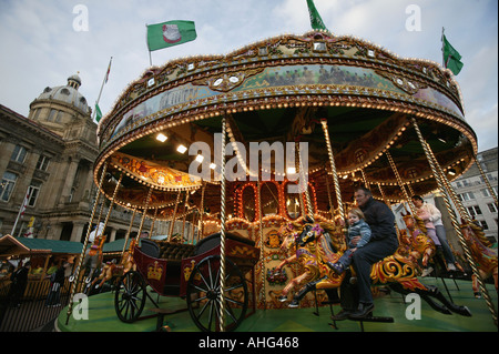 Un carrousel géant à l'extérieur de la chambre du conseil de ville de Birmingham dans le cadre de l'Allemand de saison festival marché England UK Banque D'Images
