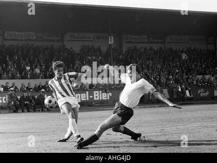 Football, Ouest Regionalliga, années 1967-1968, ETB Schwarz-Weiss Essen contre Arminia Bielefeld 0:4, stade suis Uhlenkrug à Essen, scène du match, duel entre Heinz Dieter Loemm (Bielefeld) gauche et Hans Hülsmann (ETB) Banque D'Images