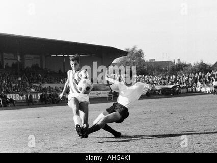 Football, Ouest Regionalliga, années 1967-1968, ETB Schwarz-Weiss Essen contre Arminia Bielefeld 0:4, stade suis Uhlenkrug à Essen, scène du match, duel entre Dietmar Erler (Bielefeld, à gauche) et Hans Hülsmann (ETB) Banque D'Images