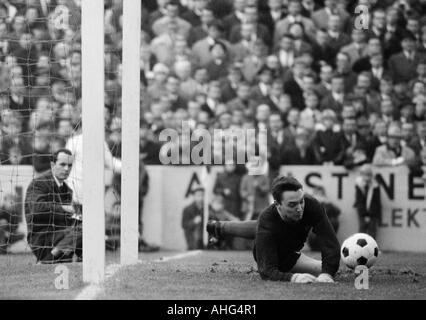 Football, Ouest Regionalliga, années 1967-1968, poste d'Essen et Düsseldorf Fortuna 1:1, le stade à la Hafenstrasse à Essen, scène du match, sauf par keeper Fred Werner Bockholt (RWE) Banque D'Images