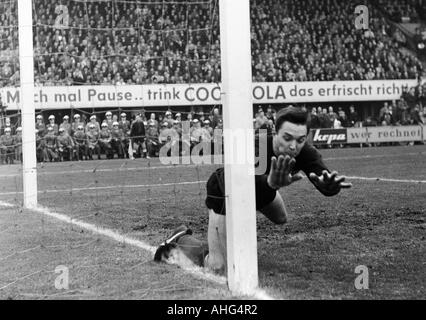 Football, Ouest Regionalliga, années 1967-1968, poste d'Essen et Düsseldorf Fortuna 1:1, le stade à la Hafenstrasse à Essen, scène du match, sauf par keeper Fred Werner Bockholt (RWE) Banque D'Images