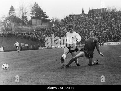 Football, Bundesliga 1968/1969 Borussia Moenchengladbach, contre Eintracht Francfort 2:3, Boekelberg Stadium, théâtre de l'allumette, duel entre Bernd Hoelzenbein (Francfort) gauche et Winfried Schaefer (MG) Banque D'Images