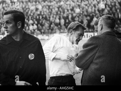 Football, Bundesliga 1968/1969 Borussia Moenchengladbach, contre Eintracht Francfort 2:3, Boekelberg Stadium, blessé football player Helmut Kraus (Francfort), à gauche un arbitre assistant Banque D'Images