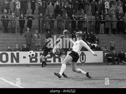 Football, Bundesliga 1968/1969 Borussia Moenchengladbach, contre Eintracht Francfort 2:3, Boekelberg Stadium, théâtre de l'allumette, duel entre Herbert Wimmer (gauche) et Lothar Schaemer (Francfort) Banque D'Images