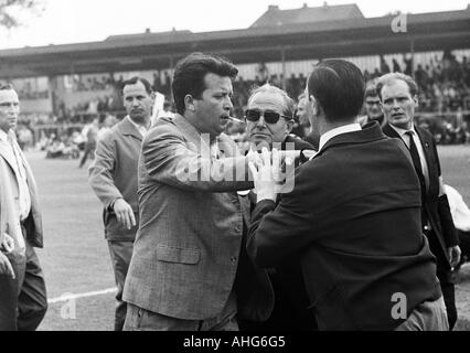 Football, Championnat amateur allemand 1969, final, SC 1910 Cantón Erkenschwick Juelich versus 2:1, stade Grotenburg à Krefeld-Uerdingen, règlement des différends, les actes de violence, les stewards apportent une fan de football ivres de la hauteur Banque D'Images