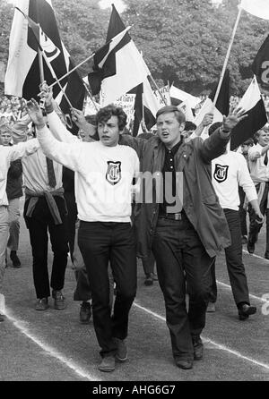 Football, Championnat amateur allemand 1969, final, SC 1910 Cantón Erkenschwick Juelich versus 2:1, stade Grotenburg à Krefeld-Uerdingen, les jeunes fans de football SC Juelich se réjouissent de la victoire de championnat amateur allemand Banque D'Images