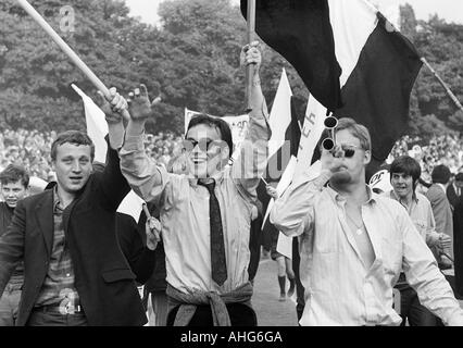 Football, Championnat amateur allemand 1969, final, SC 1910 Cantón Erkenschwick Juelich versus 2:1, stade Grotenburg à Krefeld-Uerdingen, football fans de SC Juelich nous réjouir de la victoire du championnat amateur allemand Banque D'Images